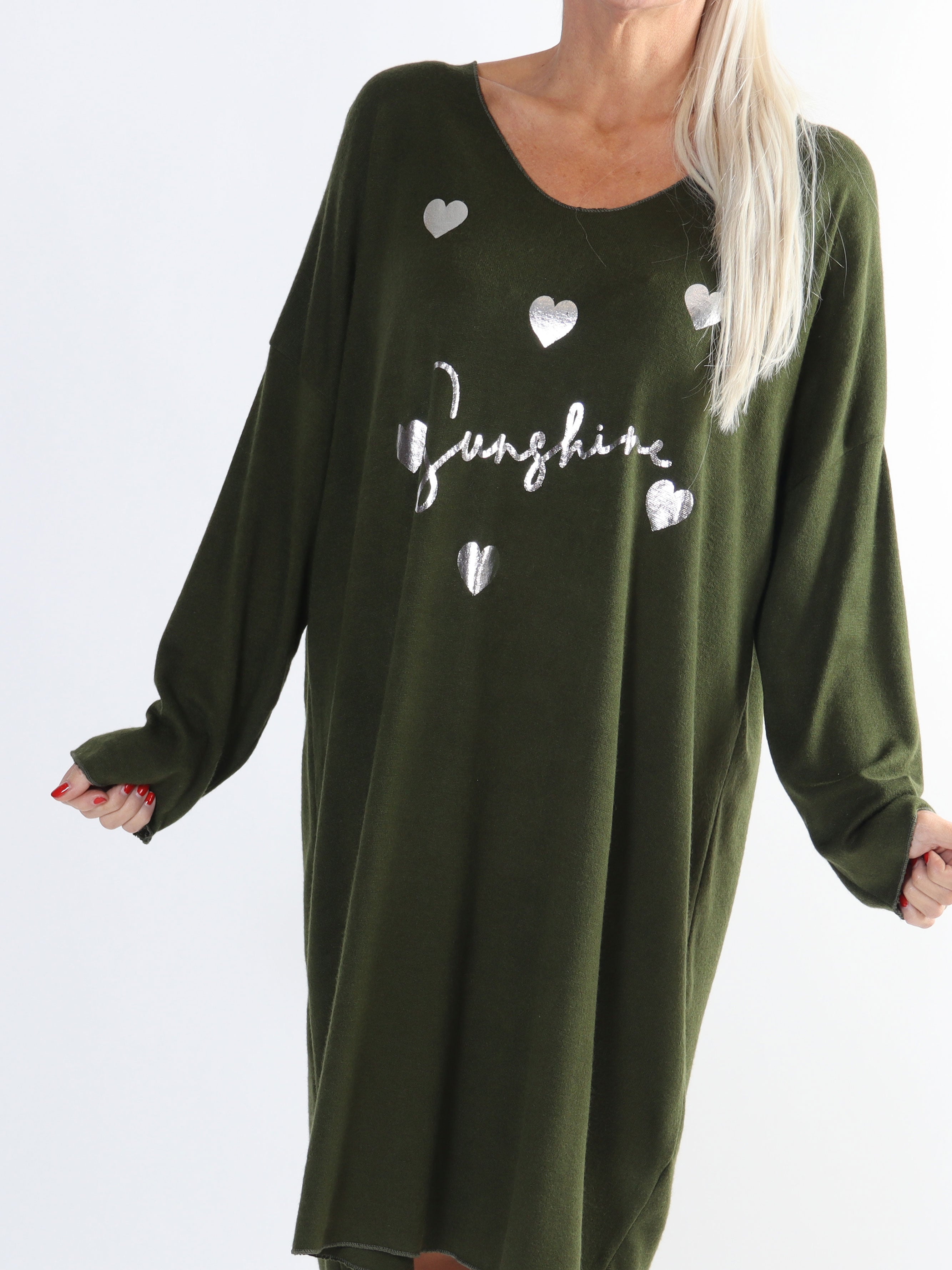 Lucia - Plus size klänning i viskos med tryck av silverhjärtan och text